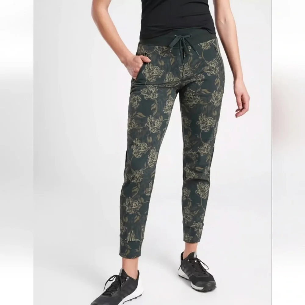 Athleta Trekkie North Printed Jogger Pants Black Floral Size 10 - Picture 1 of 8
